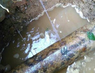 友谊楼顶渗水维修公司分享下地暖漏水的原因及检测方法。